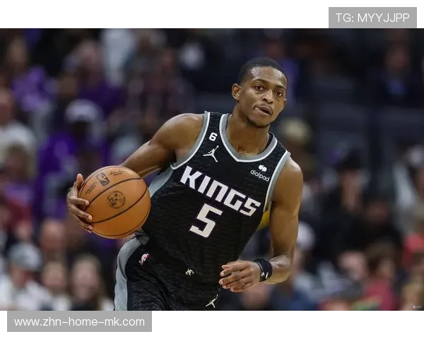 福克斯长驱直入制造犯规，国王轻松转身得分